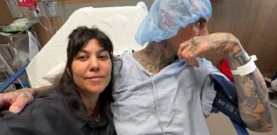 Travis Barker passa por cirurgia no bra�o e explica interna��o