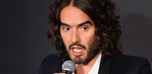 Julgamento de Russell Brand: comediante teria se despido e feito imita��es de 'Basil Fawlty' antes de estupro