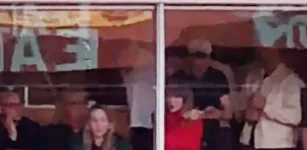 Taylor Swift repreende f� por film�-la em jogo de futebol americano