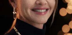 Amanda Seyfried veste gola alta preta de Elizabeth Holmes em campanha da Tiffany & Co.