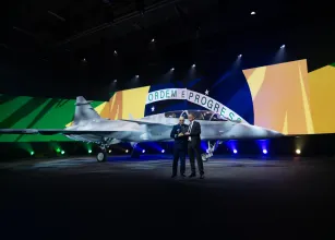 Saab apresenta primeiro Gripen F