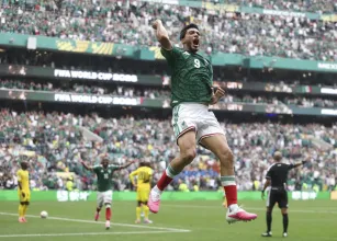 M�xico vence �frica do Sul no Est�dio Azteca em abertura marcada por cart�es vermelhos