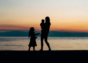M�e solo: quem divide o peso com quem cuida de tudo?
