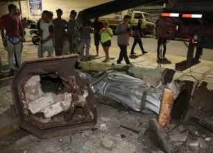 Imagem sagrada cai de pr�dio hist�rico em Fortaleza enquanto � retirada da fachada