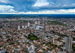 Professora � demitida ap�s faltar 6 anos e ter� que devolver R$ 12 mil