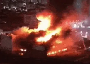 Inc�ndio de grandes propor��es destr�i f�brica de autope�as na Lapa, em SP