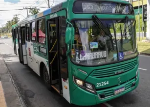 Greve dos motoristas de �nibus � suspensa ap�s reuni�o em Salvador