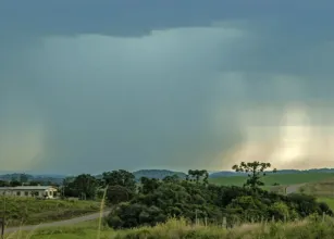 Tempestades no RS deixam 10 pessoas desalojadas e causam estragos em mais de 20 cidades
