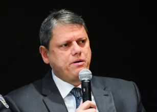 Tarc�sio diz que Fl�vio vai manter o legado de Bolsonaro