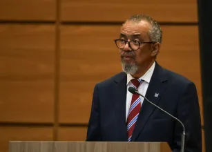 Chefe da OMS diz que risco de ebola se espalhar pelo mundo � baixo