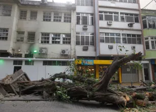 Trag�dia no Rio: tr�s pessoas morrem eletrocutadas ap�s forte ventania