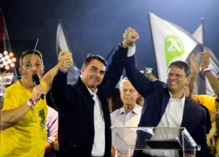 Fl�vio Bolsonaro acusa Lula de perseguir S�o Paulo: 'Desconta o �dio'