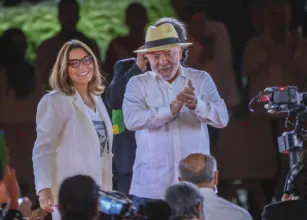 Lula diz: 'quem bate em mulher n�o precisa votar em mim'