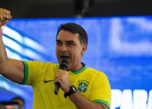 Fl�vio Bolsonaro diz que vai aceitar o resultado das elei��es: 'Diferente de 2022, TSE ser� imparcial'