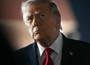 Trump diz que Ir� deve escolher entre 'acordo' ou 'rendi��o total'