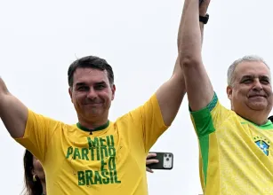 Fl�vio Bolsonaro lan�a campanha com discurso duro contra Lula e propostas pol�micas