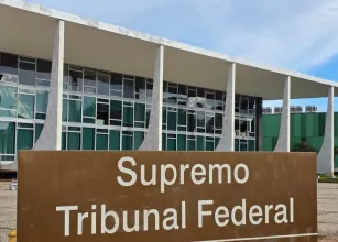 STF adia julgamento sobre elei��o no Rio; interino continua no cargo
