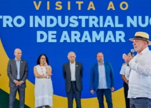 Lula defende ur�nio pac�fico e promete acelerar submarino nuclear