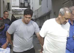 Suspeitos de matar ciclista s�o levados para pres�dio