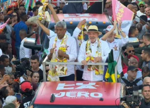 Lula promete centros para idosos e brinca que poder�o at� namorar