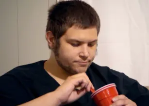 Homem que emagreceu 270 kg em reality agora sofre com 'bola' de 45 kg pendurada entre as pernas
