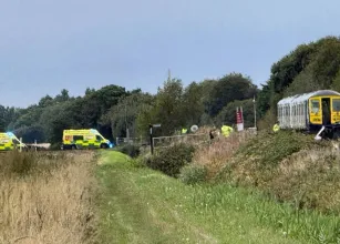 Trem colide com carro em passagem de n�vel e ve�culo fica totalmente destru�do na Inglaterra