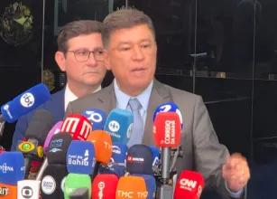 Senador pede impeachment de Moraes ap�s mensagens com dono de banco