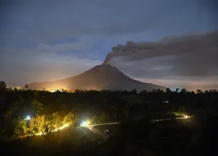 Vulc�o explode na Indon�sia e fecha 8 aeroportos, deixando 150 mil passageiros presos