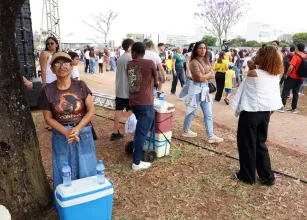 Vendedores ambulantes enfrentam calor e carregam peso para trabalhar no 7 de Setembro em Bras�lia