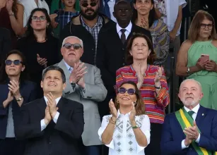 Desfile de 7 de Setembro em Bras�lia re�ne l�deres e cobra mais respeito �s mulheres