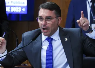 Senador diz que grupo de Lula na PF foi exposto ap�s demiss�o de diretor