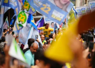 Fl�vio Bolsonaro repete cena do ataque ao pai em Juiz de Fora