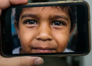 Celular demais faz crian�a piscar menos e ficar com o olho seco