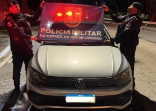 Bandido � pego na hora roubando carro na Baixada Fluminense