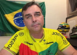 Fl�vio Bolsonaro diz que Lula chama pobres de burros e critica aumento do Bolsa Fam�lia