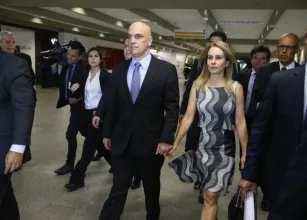 Esposa de Moraes diz que viagem de jatinho n�o foi por amizade