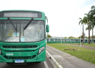 Salvador coloca 326 novos �nibus nas ruas e muda o transporte p�blico