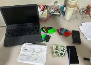 PF prende mulher acusada de fraude de R$ 400 mil na Caixa usando documentos falsos