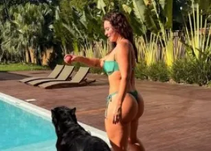 Paolla Oliveira se diverte de biqu�ni com o cachorro Marley em dia de folga