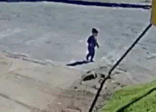 Beb� foge de creche e chega sozinho no trabalho da m�e