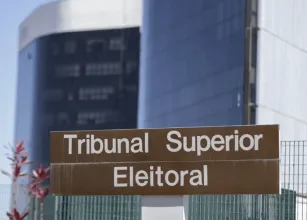 Pode votar s� com a CNH ou precisa do t�tulo? Regra eleitoral explicada