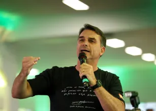 Fl�vio Bolsonaro critica STF e defende fim do foro privilegiado