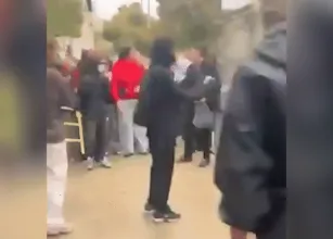 Adolescente de 15 anos � preso por lan�ar fogo no rosto de mulher em protesto na Fran�a