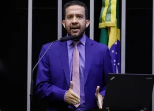 Janones acusa TSE de censura ap�s bloquear canal 'Ex�rcito de Lula'