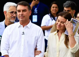 Fl�vio Bolsonaro visita o pai Jair ap�s 3 meses de pris�o