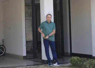 Moraes libera Bolsonaro para receber 10 convidados no anivers�rio da filha Laura