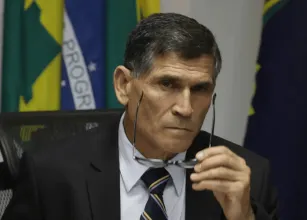 Ex-ministro chama alian�a dos Bolsonaro com Trump de vigarice e amea�a � soberania