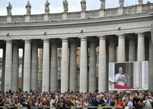 Papa Le�o XIV aparece publicamente e sorri ap�s cirurgia para tirar c�ncer