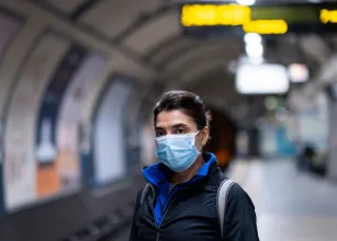 Londres tem 58% de testes positivos de coronav�rus, mas especialistas alertam que n�mero � enganoso