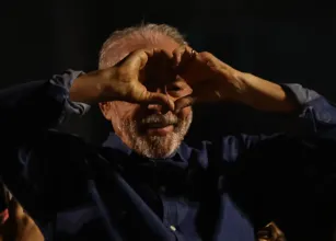 Lula faz 81 anos, mas o documento oficial do presidente traz uma data diferente